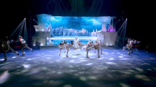El elenco de patinadores durante la actuación El elenco de patinadores durante la actuación