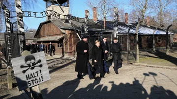 Merkel, junto al primer ministro polaco Mateusz Morawiecki, durante su visita a Auschwitz