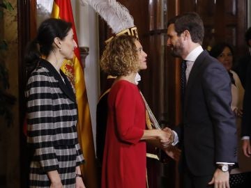 Pablo Casado saluda a la presidenta del Congreso, Meritxell Batet, en el acto por el aniversario de la Constitución Pablo Casado saluda a la presidenta del Congreso, Meritxell Batet, en el acto por el aniversario de la Constitución