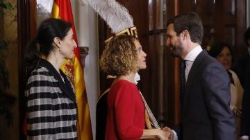 Pablo Casado saluda a la presidenta del Congreso, Meritxell Batet, en el acto por el aniversario de la Constitución