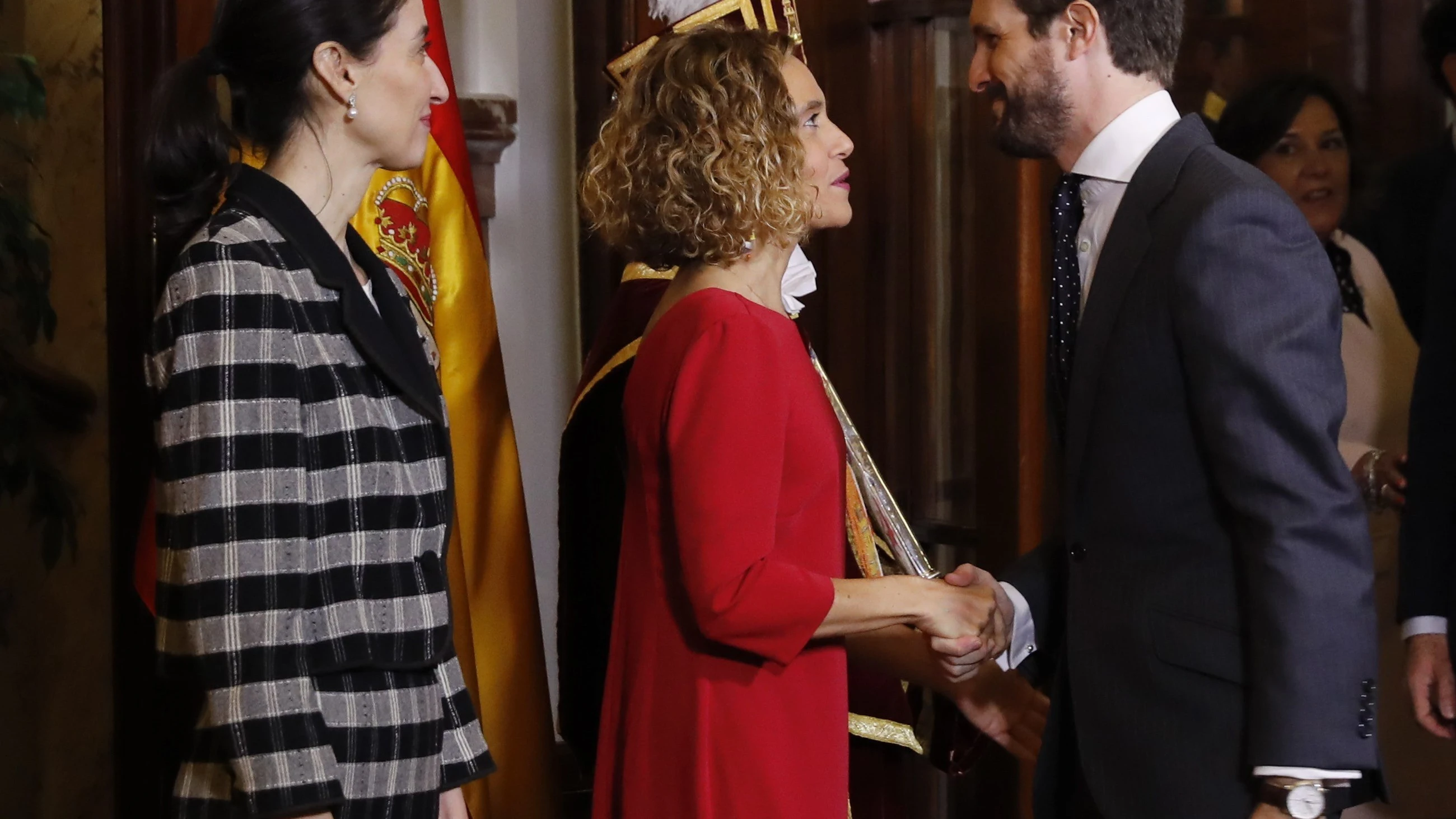 Pablo Casado saluda a la presidenta del Congreso, Meritxell Batet, en el acto por el aniversario de la Constitución