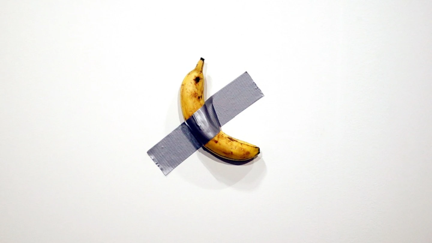 Imagen del plátano pegado a la pared con cinta aislante Imagen del plátano pegado a la pared con cinta aislante