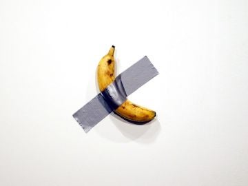 Imagen del plátano pegado a la pared con cinta aislante Imagen del plátano pegado a la pared con cinta aislante