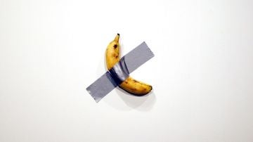 Imagen del plátano pegado a la pared con cinta aislante