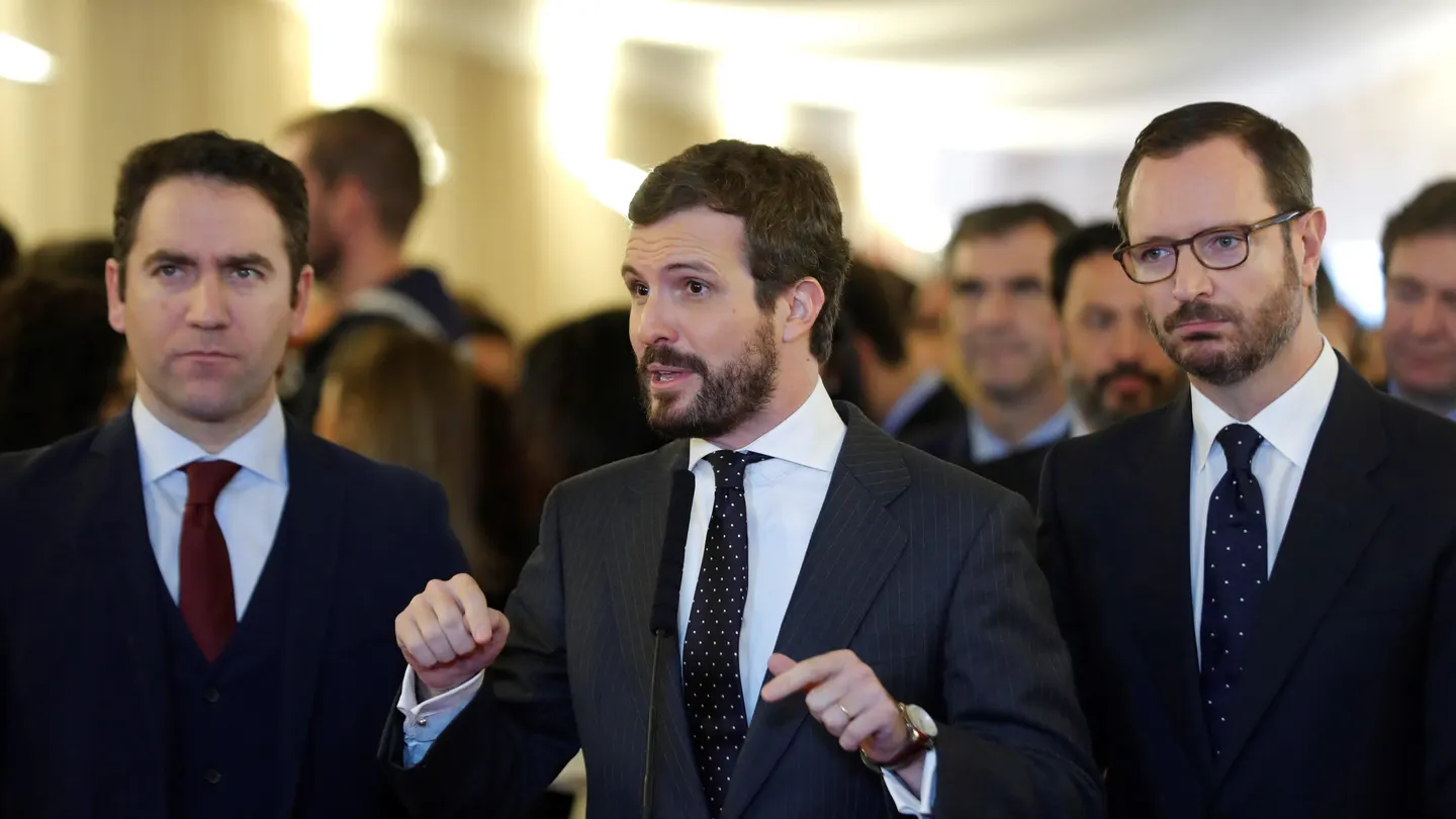 Los diputados del PP, Pablo Casado, Javier Maroto (d) y Teodoro García Egea (i) hace declaraciones a los medios a su llegada al Congreso de los Diputados. Los diputados del PP, Pablo Casado, Javier Maroto (d) y Teodoro García Egea (i) hace declaraciones a los medios a su llegada al Congreso de los Diputados.