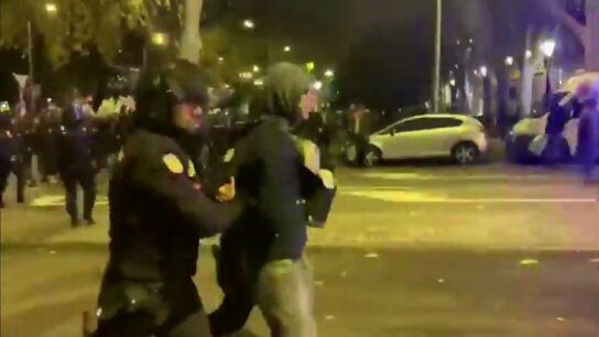 La Polic&iacute;a carga y dispersa a una docena de manifestantes con la cara tapada en la Marcha por el Clima