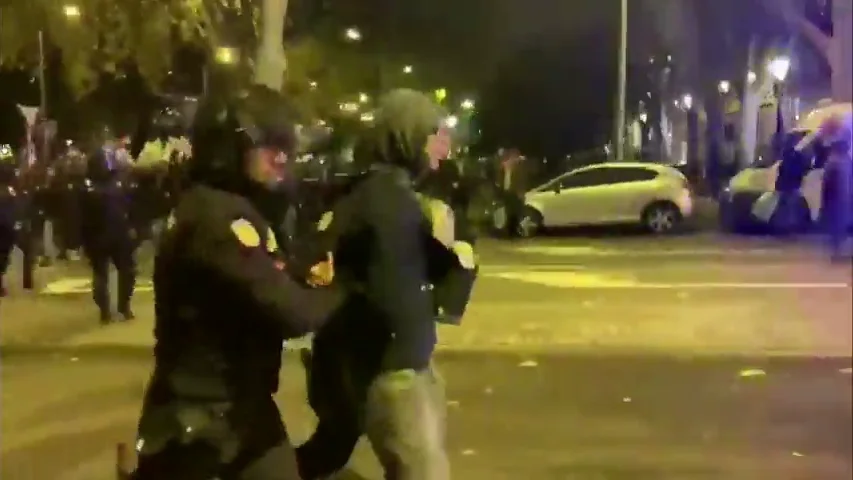 La Policía carga y dispersa a una docena de manifestantes con la cara tapada en la Marcha por el Clima