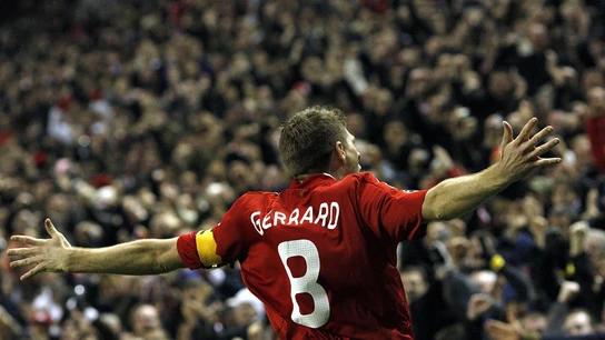Steven Gerrard, mirando a la grada de Anfield Steven Gerrard, mirando a la grada de Anfield