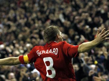 Steven Gerrard, mirando a la grada de Anfield Steven Gerrard, mirando a la grada de Anfield