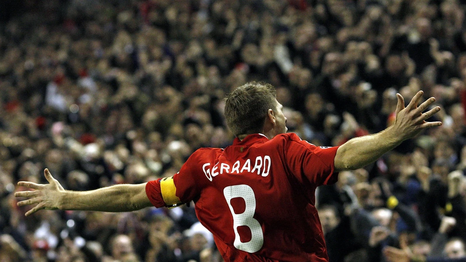 Steven Gerrard, mirando a la grada de Anfield