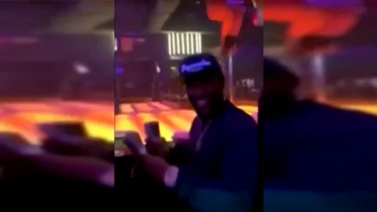 Floyd Mayweather vuelve a lanzar por los aires miles de dólares en un club de striptease Floyd Mayweather vuelve a lanzar por los aires miles de dólares en un club de striptease