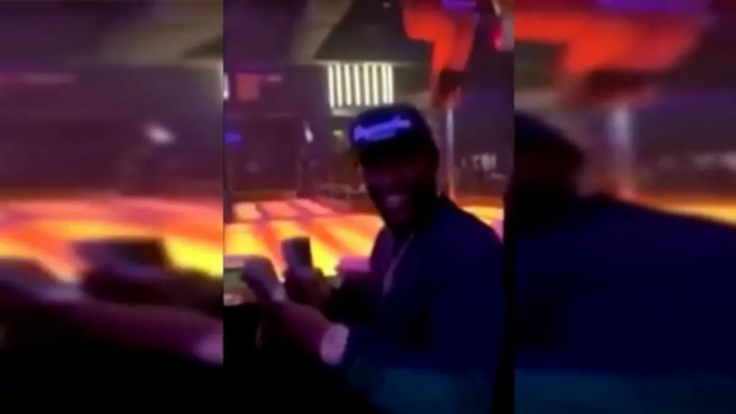 Floyd Mayweather vuelve a lanzar por los aires miles de dólares en un club de striptease Floyd Mayweather vuelve a lanzar por los aires miles de dólares en un club de striptease