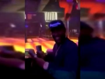 Floyd Mayweather vuelve a lanzar por los aires miles de dólares en un club de striptease Floyd Mayweather vuelve a lanzar por los aires miles de dólares en un club de striptease