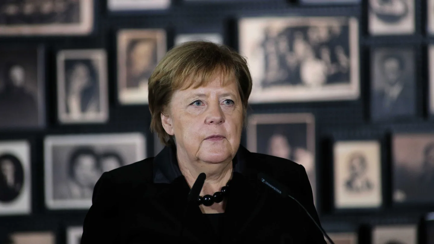 Angela Merkel interviene durante su visita al campo de concentración de Auschwitz Angela Merkel interviene durante su visita al campo de concentración de Auschwitz
