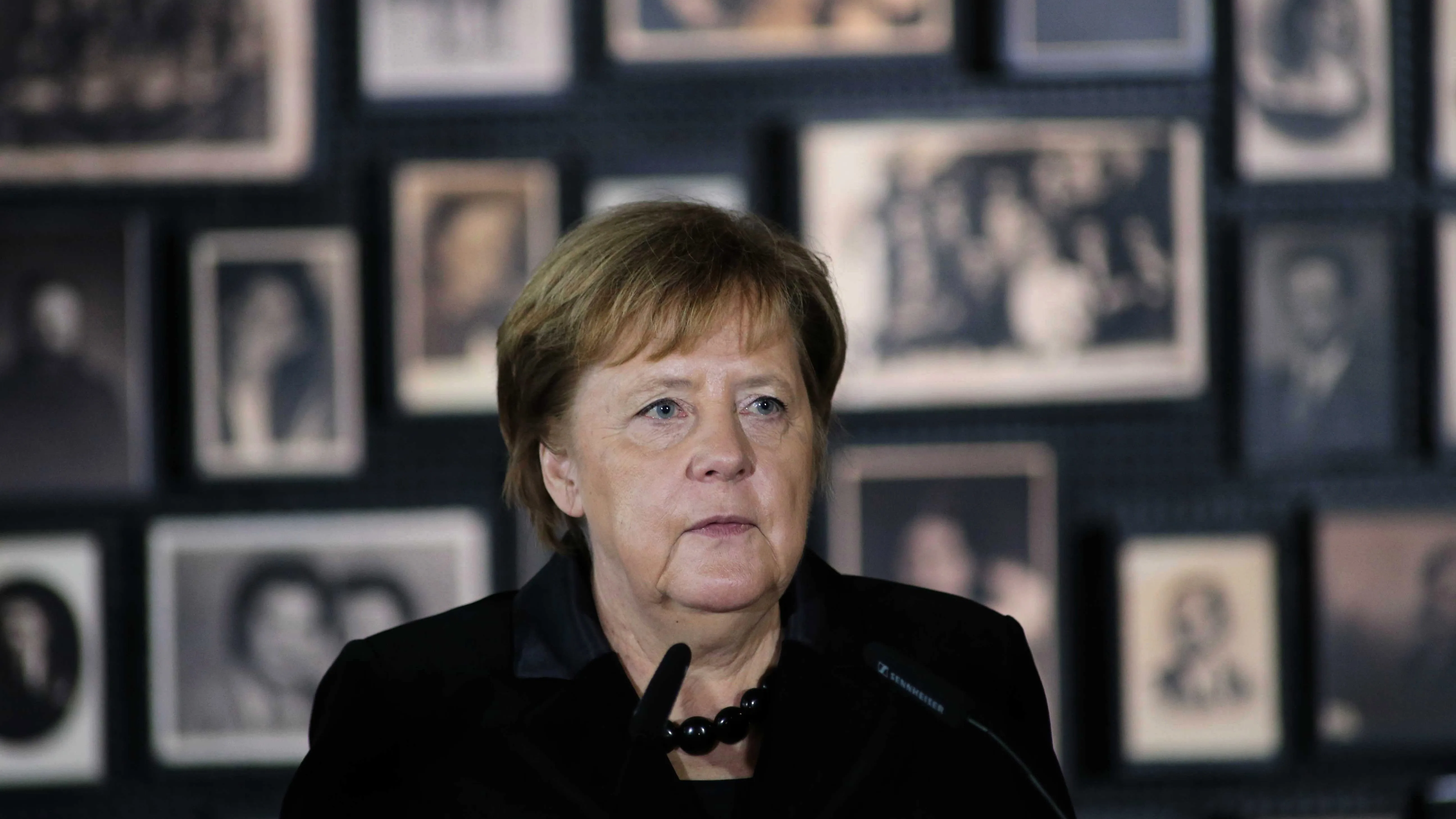 Angela Merkel interviene durante su visita al campo de concentración de Auschwitz