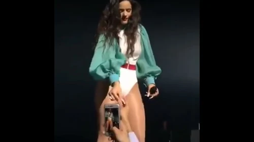 Rosalía durante su concierto en París