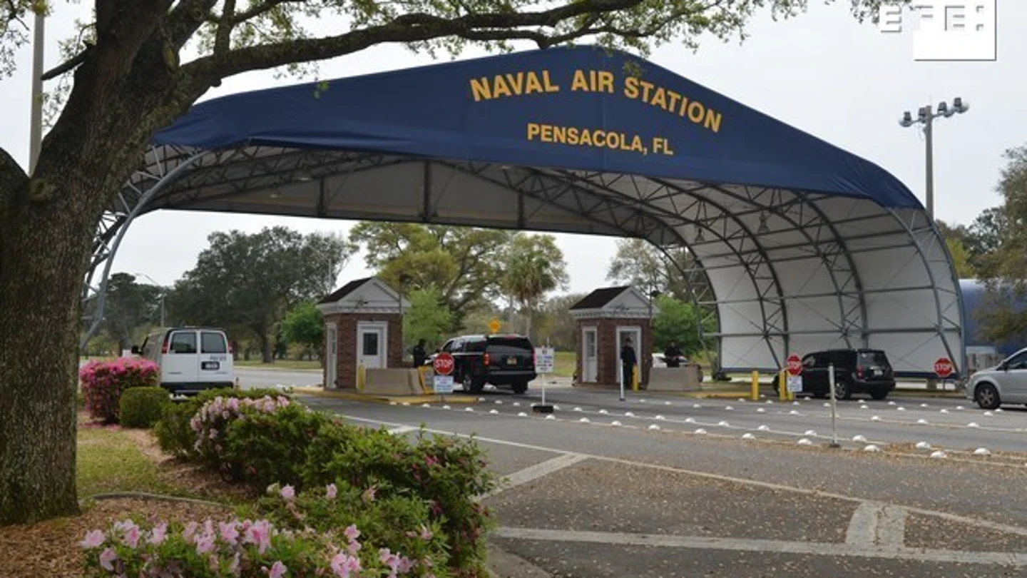 Fotografía de archivo cedida por la oficina de información de la Marina que muestra la entrada principal de la base aeronaval en Pensacola Fotografía de archivo cedida por la oficina de información de la Marina que muestra la entrada principal de la base aeronaval en Pensacola