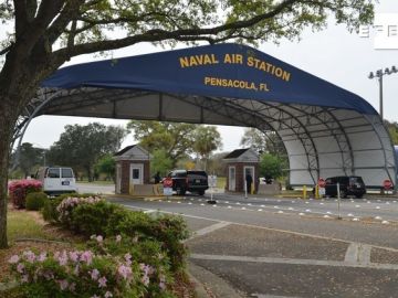 Fotografía de archivo cedida por la oficina de información de la Marina que muestra la entrada principal de la base aeronaval en Pensacola Fotografía de archivo cedida por la oficina de información de la Marina que muestra la entrada principal de la base aeronaval en Pensacola