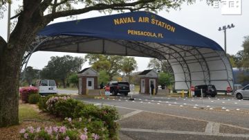 Fotografía de archivo cedida por la oficina de información de la Marina que muestra la entrada principal de la base aeronaval en Pensacola 