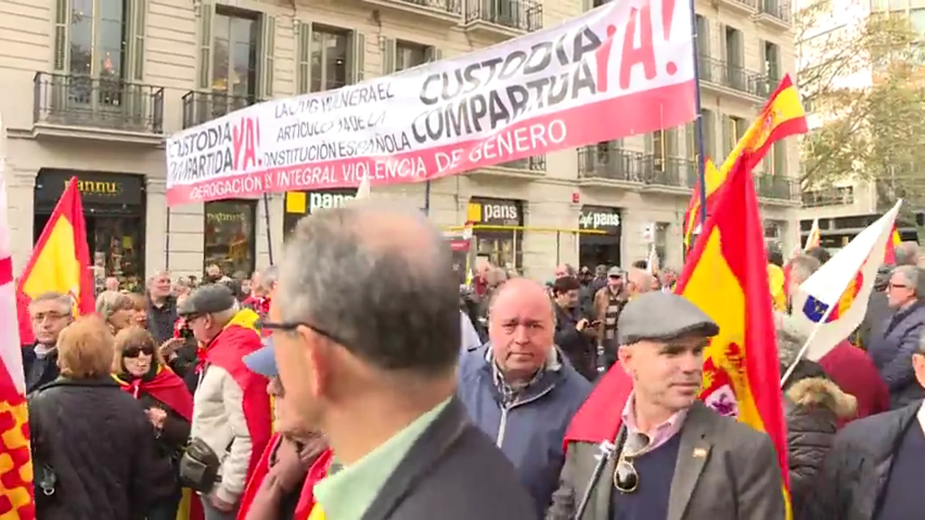 Cs abandona la marcha de Barcelona por la presencia de una pancarta contra la Ley de Violencia de Género