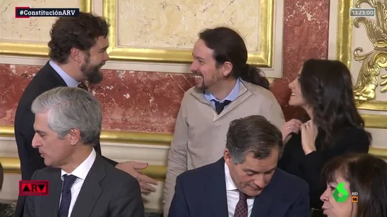 La unión que solo logra la Constitución: Espinosa de los Monteros, Pablo Iglesias e Inés Arrimadas, juntos y riendo en el Congreso La unión que solo logra la Constitución: Espinosa de los Monteros, Pablo Iglesias e Inés Arrimadas, juntos y riendo en el Congreso