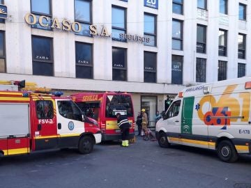 Los servicios de emergencia atienden a los heridos por el accidente Los servicios de emergencia atienden a los heridos por el accidente