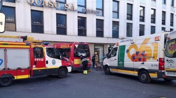 Los servicios de emergencia atienden a los heridos por el accidente