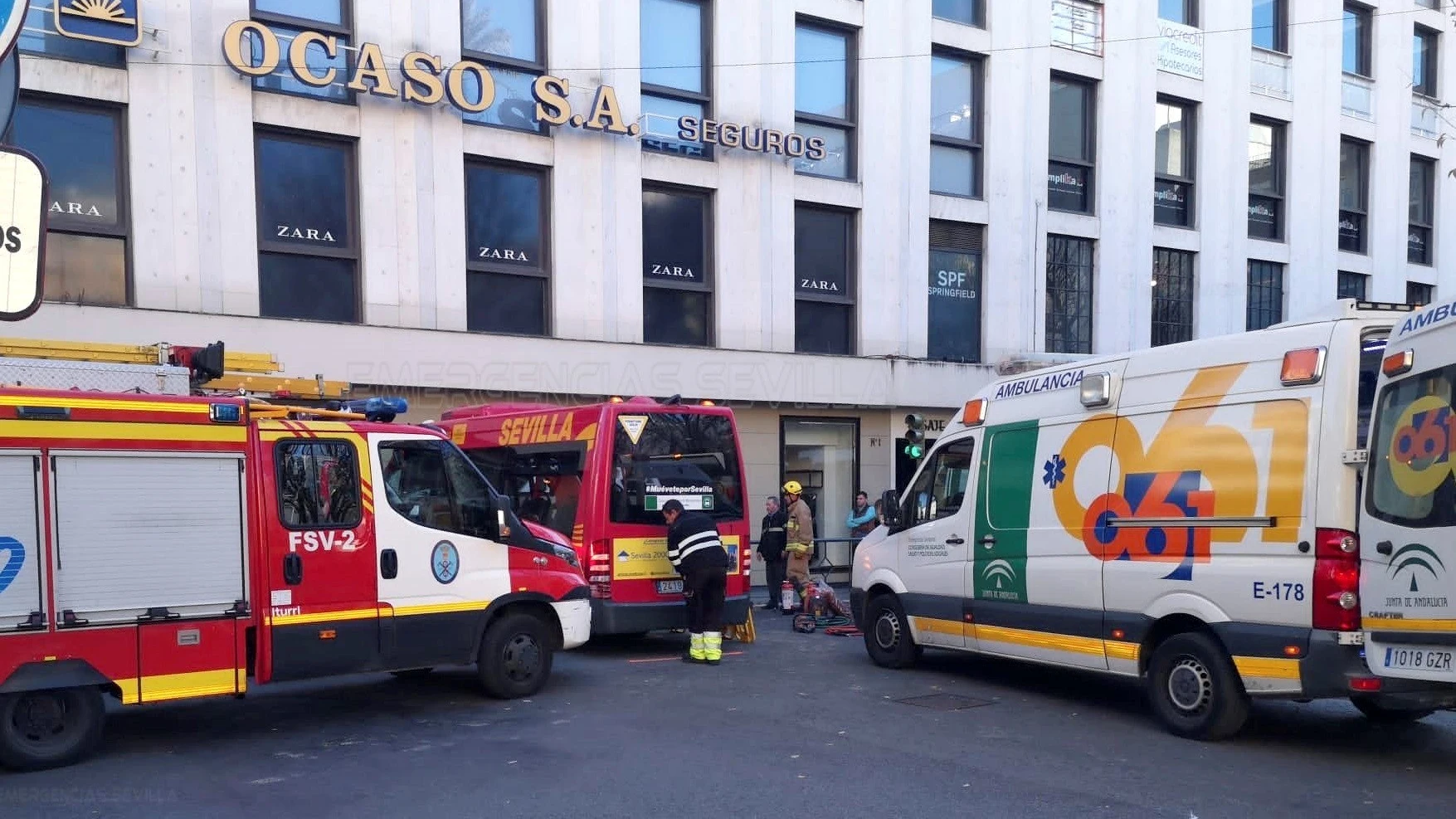 Los servicios de emergencia atienden a los heridos por el accidente