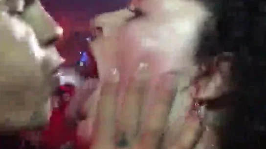 El desagrable momento en el que el rapero slowthai escupe en la boca de una fan en pleno concierto El desagrable momento en el que el rapero slowthai escupe en la boca de una fan en pleno concierto