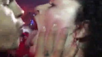 El desagrable momento en el que el rapero slowthai escupe en la boca de una fan en pleno concierto