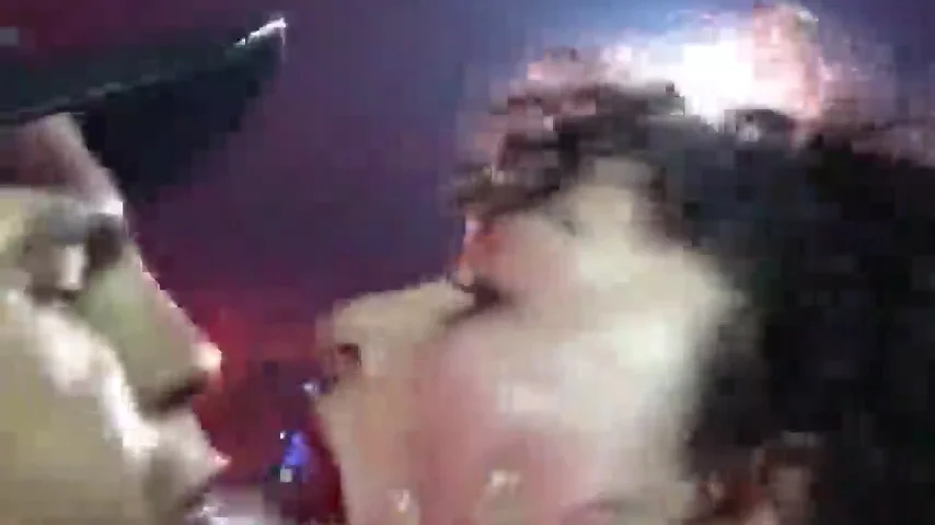 El desagrable momento en el que el rapero slowthai escupe en la boca de una fan en pleno concierto