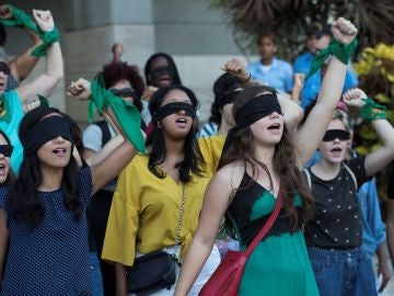 Decenas de mujeres participan en la performance 'Un violador en tu camino' Decenas de mujeres participan en la performance 'Un violador en tu camino'