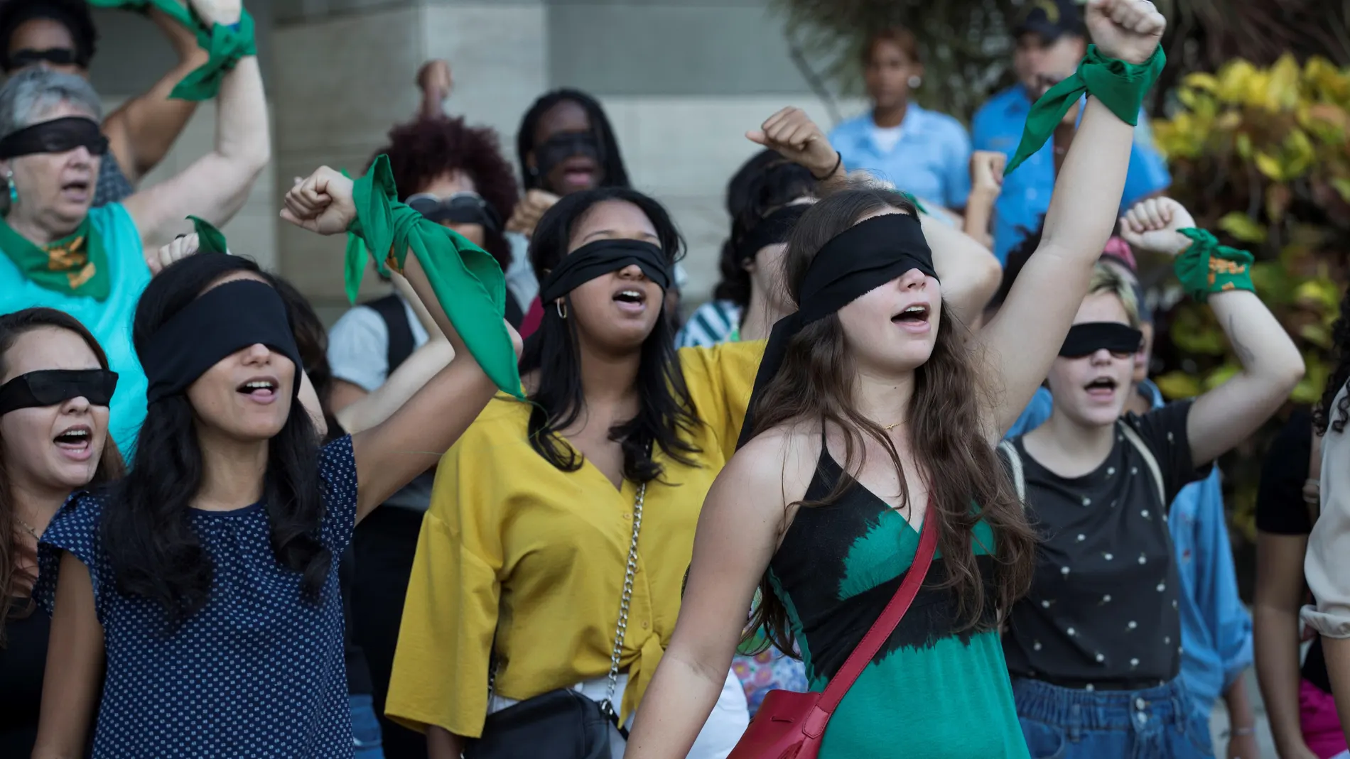Decenas de mujeres participan en la performance 'Un violador en tu camino'