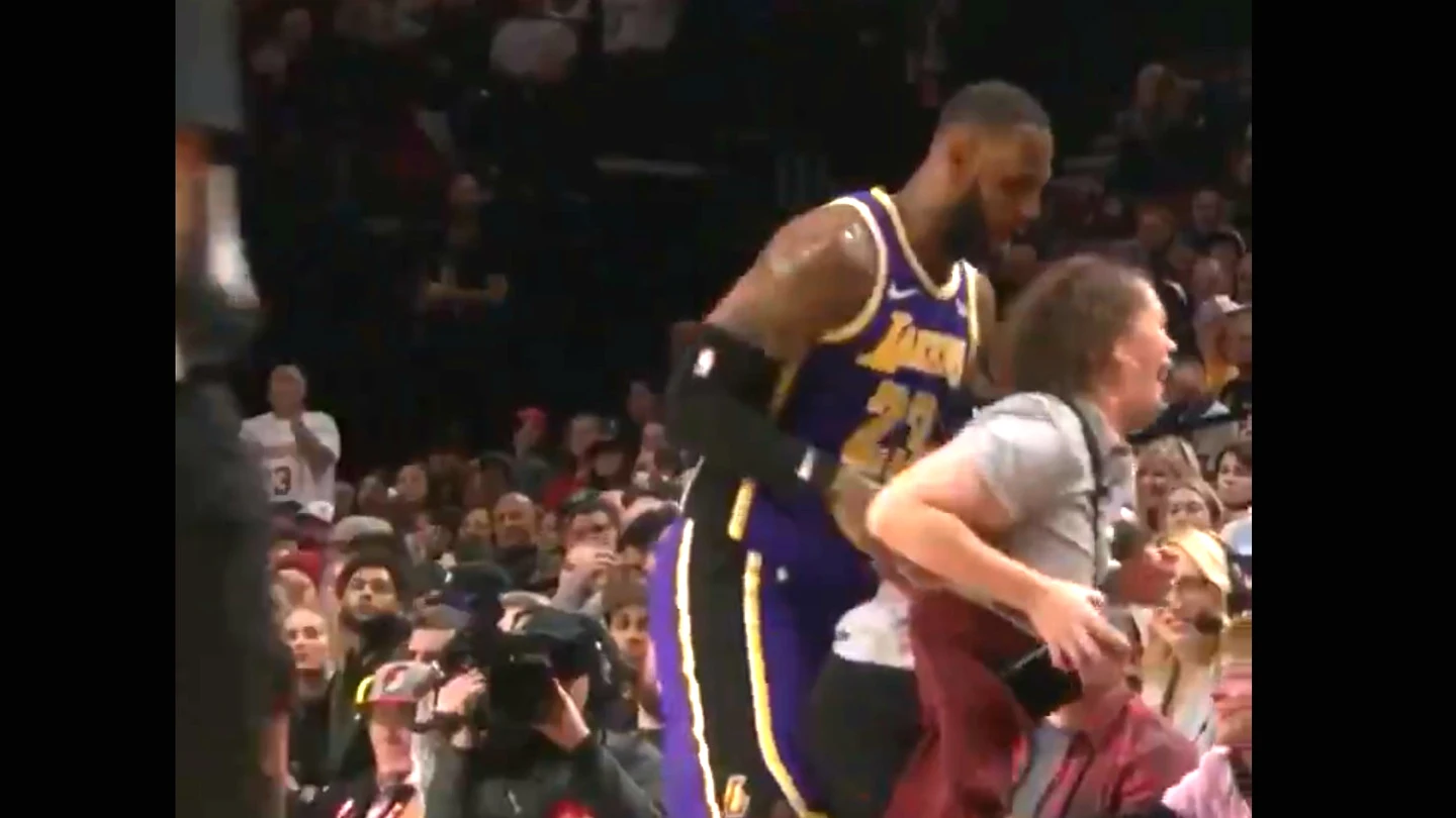 LeBron James, con una señora LeBron James, con una señora