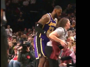 LeBron James, con una señora LeBron James, con una señora