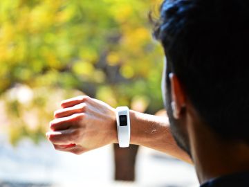 Imagen de archivo de una pulsera Fitbit. Imagen de archivo de una pulsera Fitbit.