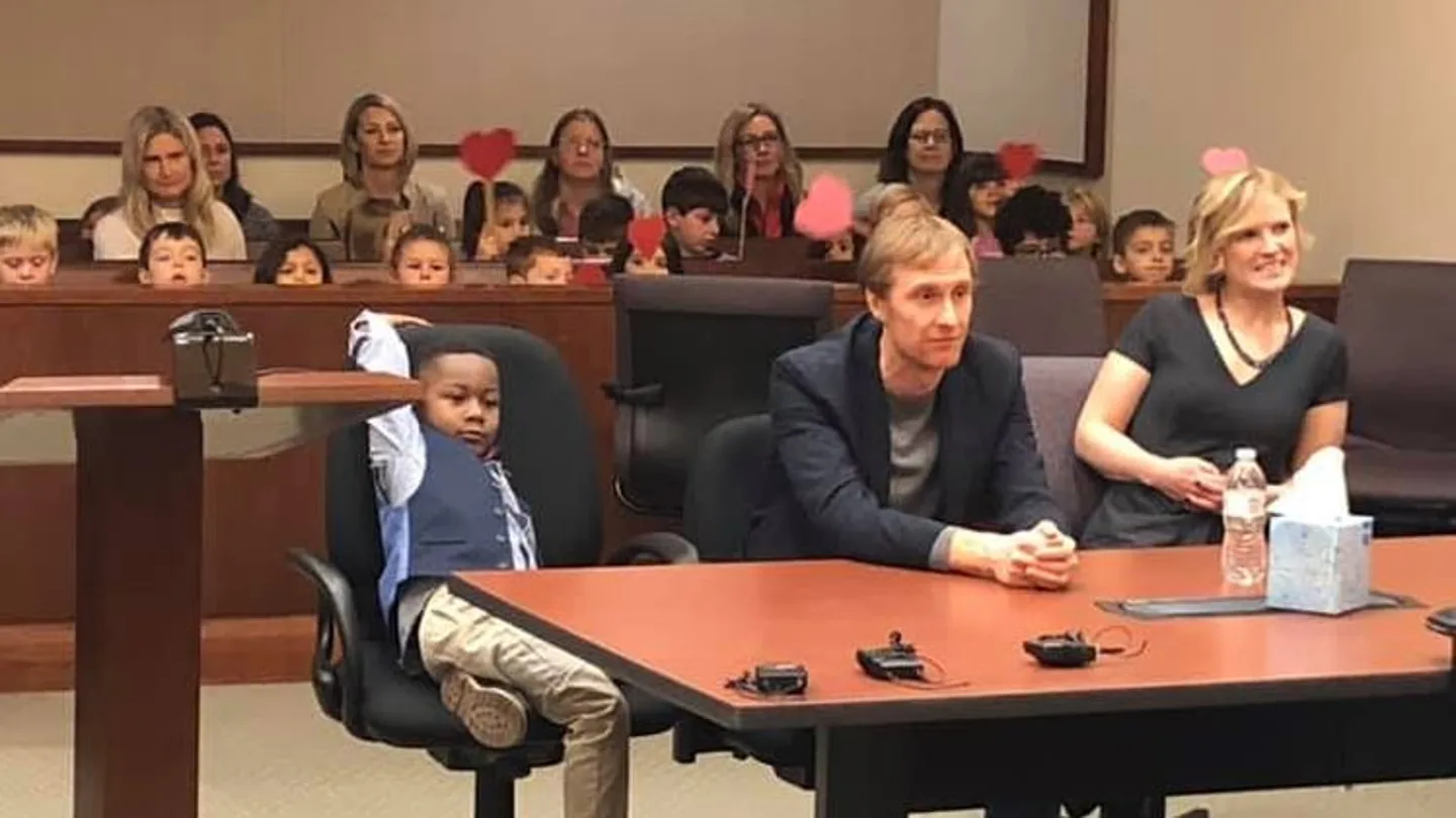 Michael, acompañado por sus compañeros en el juicio de su adopción Michael, acompañado por sus compañeros en el juicio de su adopción