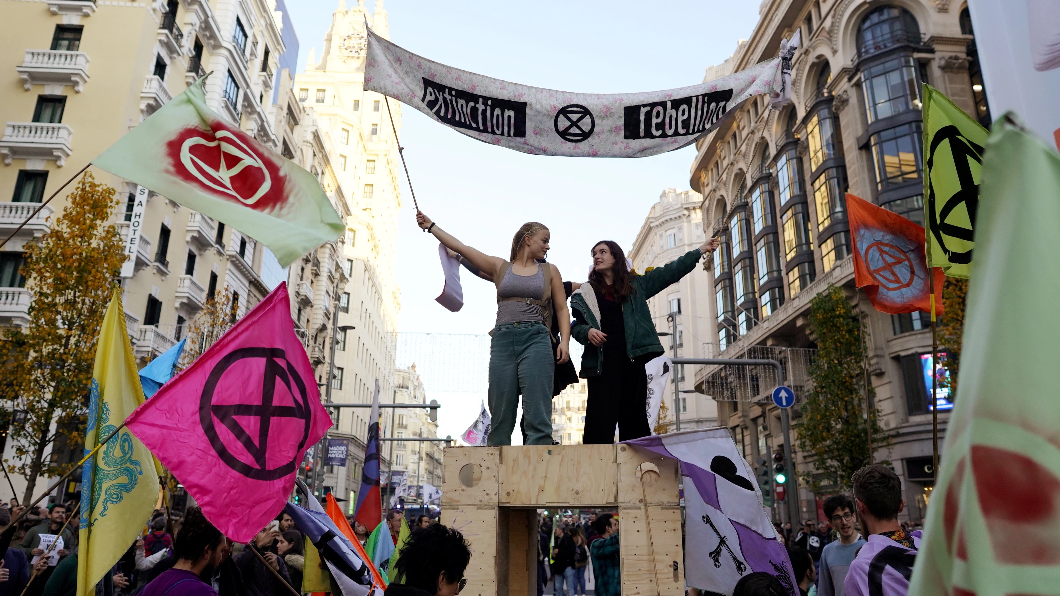 Manifestantes cortan la Gran Vía para exigir medidas contra el cambio climático