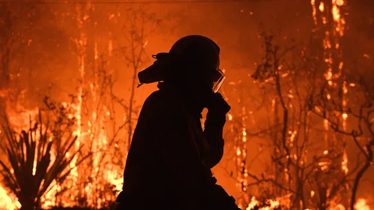 Un oficial del servicio rural de bomberos de Nueva Gales del Sur Un oficial del servicio rural de bomberos de Nueva Gales del Sur