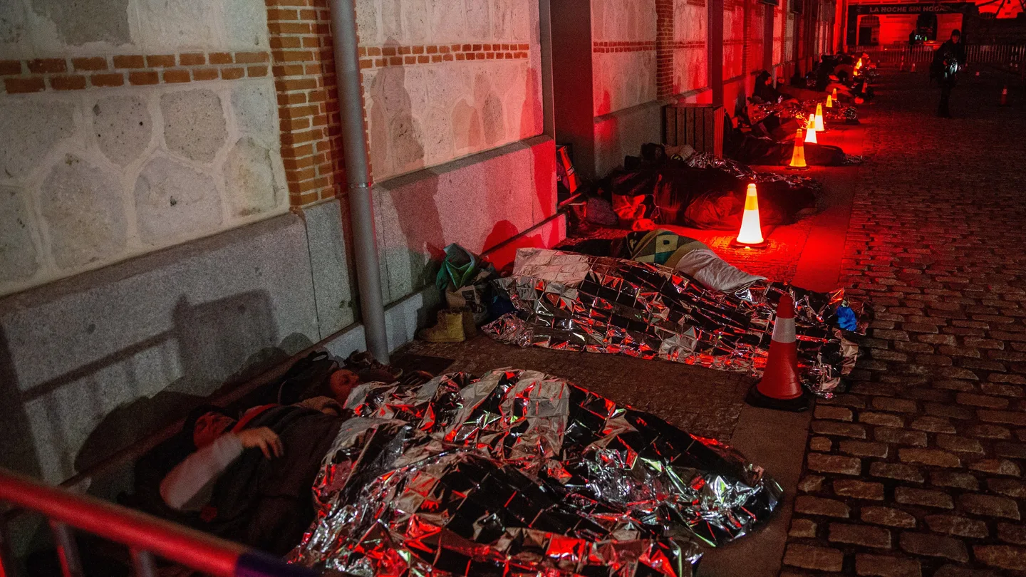 Cientos de ciudadanos se ponen en la piel de una persona sin hogar durmiendo a la intemperie Cientos de ciudadanos se ponen en la piel de una persona sin hogar durmiendo a la intemperie