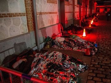 Cientos de ciudadanos se ponen en la piel de una persona sin hogar durmiendo a la intemperie Cientos de ciudadanos se ponen en la piel de una persona sin hogar durmiendo a la intemperie