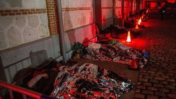 Cientos de ciudadanos se ponen en la piel de una persona sin hogar durmiendo a la intemperie