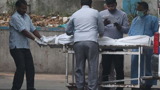 Los servicios de emergencia trasladan a una de las víctimas del incendio Los servicios de emergencia trasladan a una de las víctimas del incendio