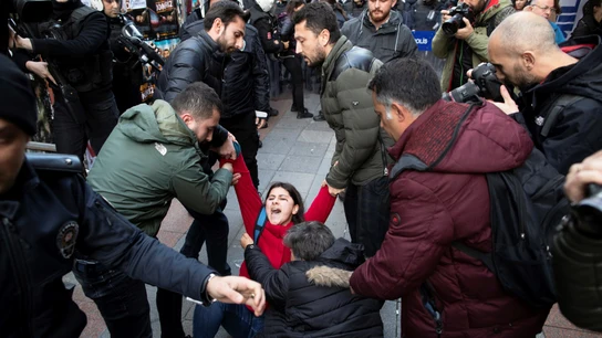 La Policía dispersa una marcha de mujeres que cantaba "Un violador en tu camino" en Estambul. La Policía dispersa una marcha de mujeres que cantaba "Un violador en tu camino" en Estambul.