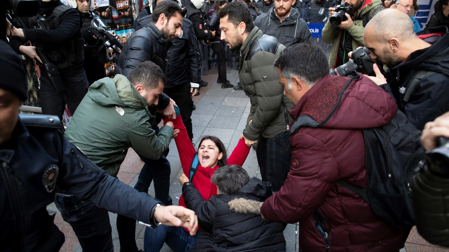 La Policía dispersa una marcha de mujeres que cantaba "Un violador en tu camino" en Estambul. La Policía dispersa una marcha de mujeres que cantaba "Un violador en tu camino" en Estambul.