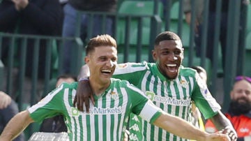 Joaquín celebra un gol con Emerson