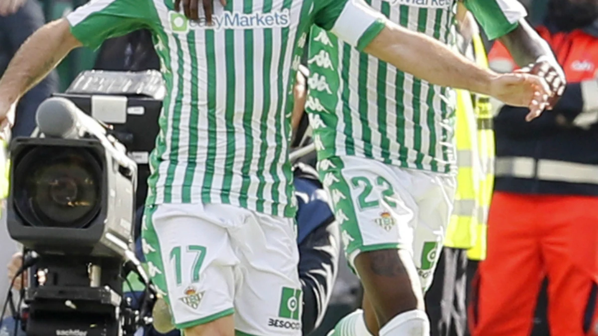 Joaquín celebra un gol con Emerson