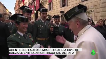 El papa Francisco se pone un tricornio de la Guardia Civil
