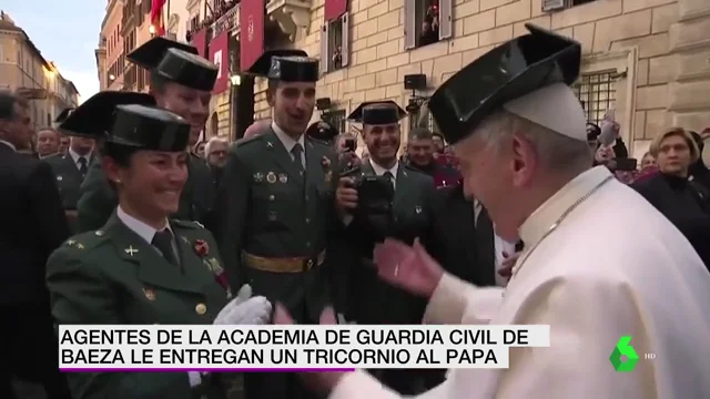 El papa Francisco se pone un tricornio de la Guardia Civil