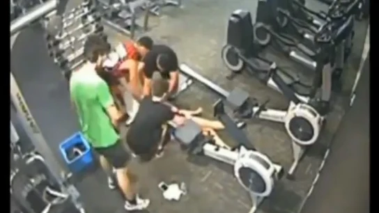 Captura del vídeo con el que el tuitero explica cómo actuar para ayudar a alguien en parada. Captura del vídeo con el que el tuitero explica cómo actuar para ayudar a alguien en parada.